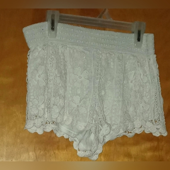 Women's No Boundaries White Floral Crocheted Swim Shorts Small (3-5) - Picture 3 of 3
